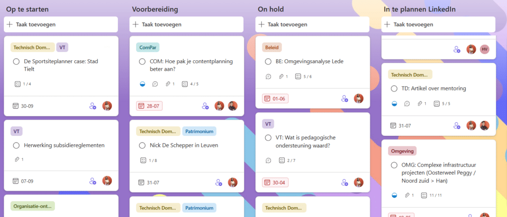 Kanban-style task board with four columns: Op te starten, Voorbereiding, On hold en In te plannen LinkedIn, each containing task cards and status icons.